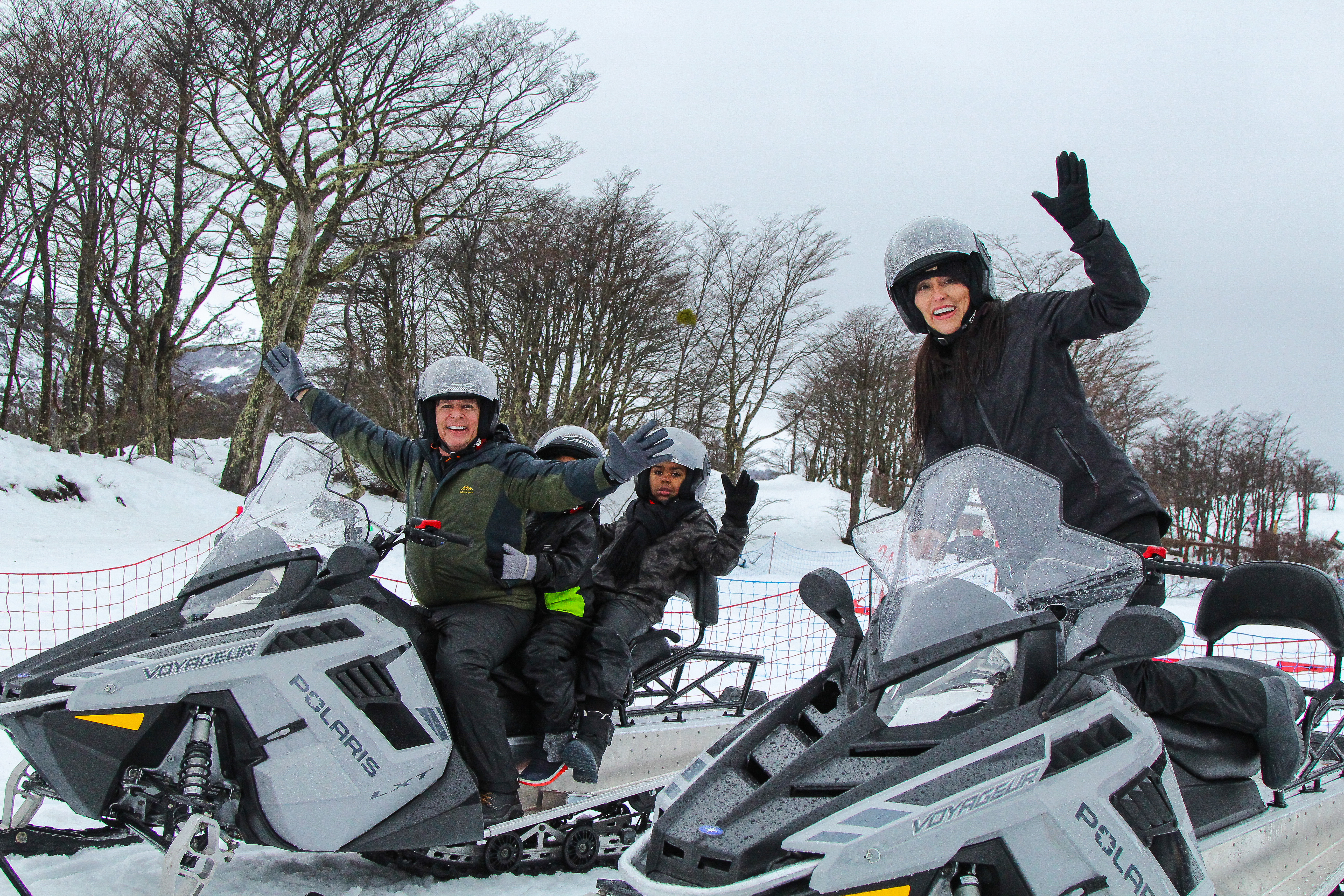 Família em motos de neve na Patagonia