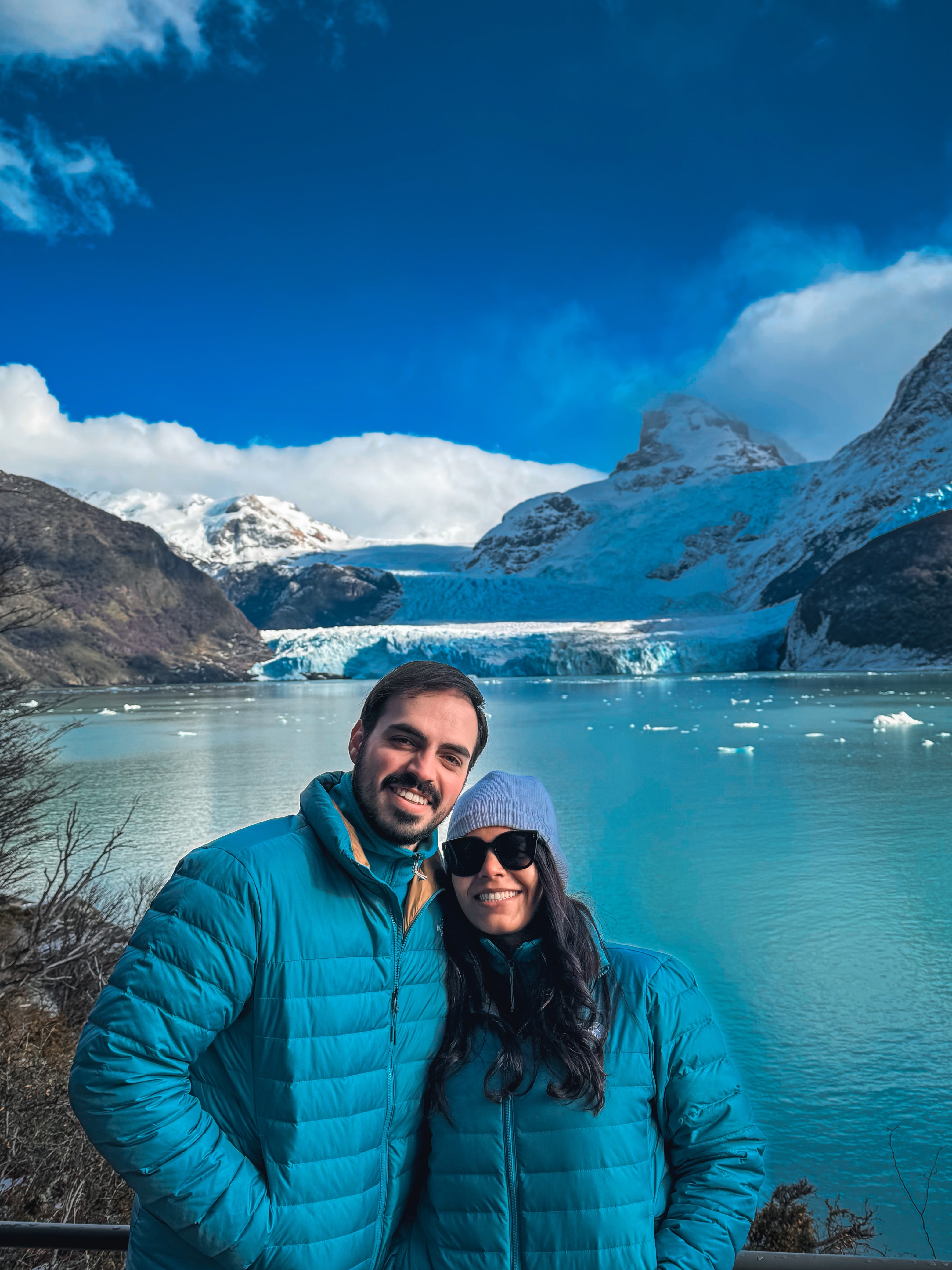 Bruno e Dagila em frente ao glaciar