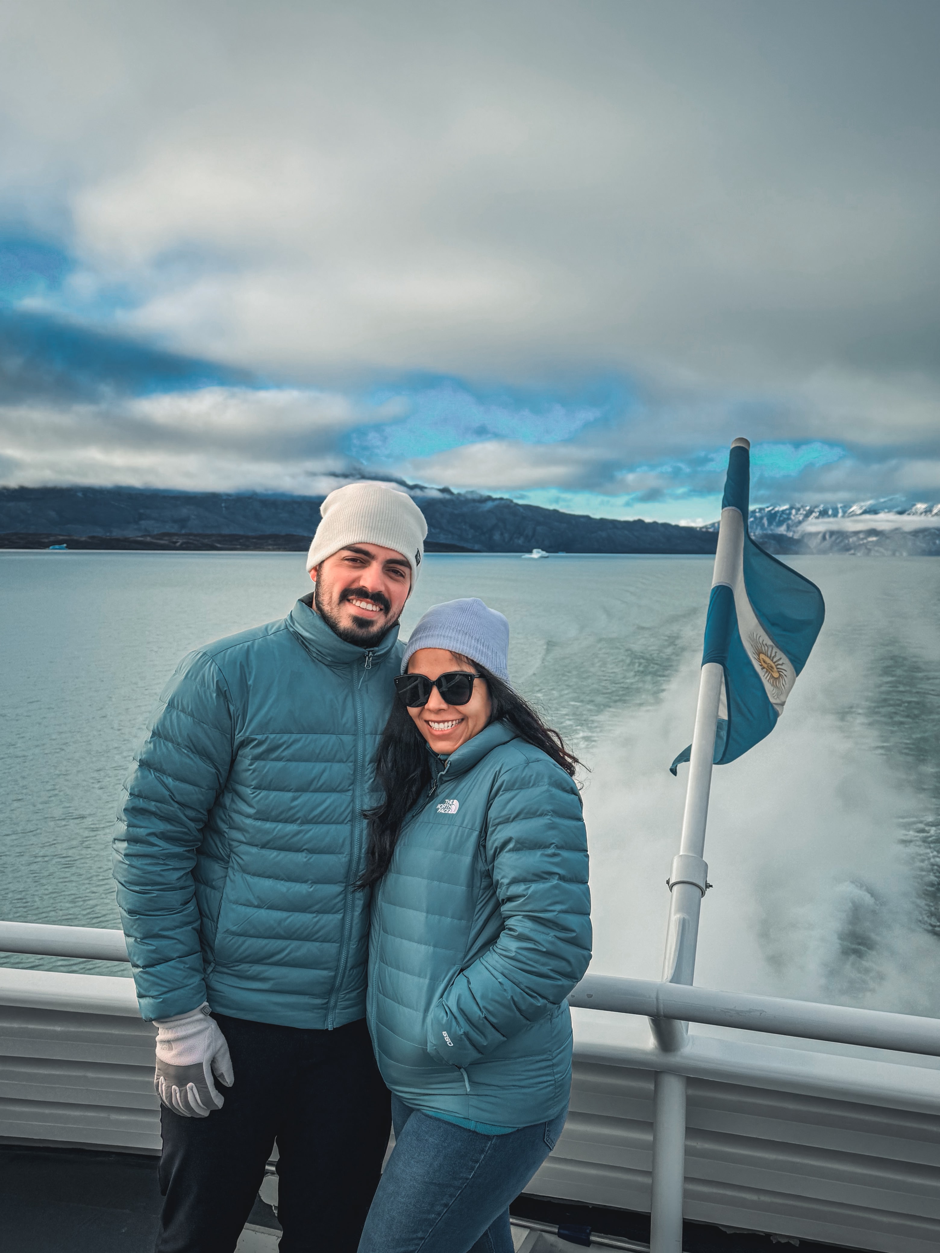 Bruno e Dagila a bordo da navegação na Patagonia