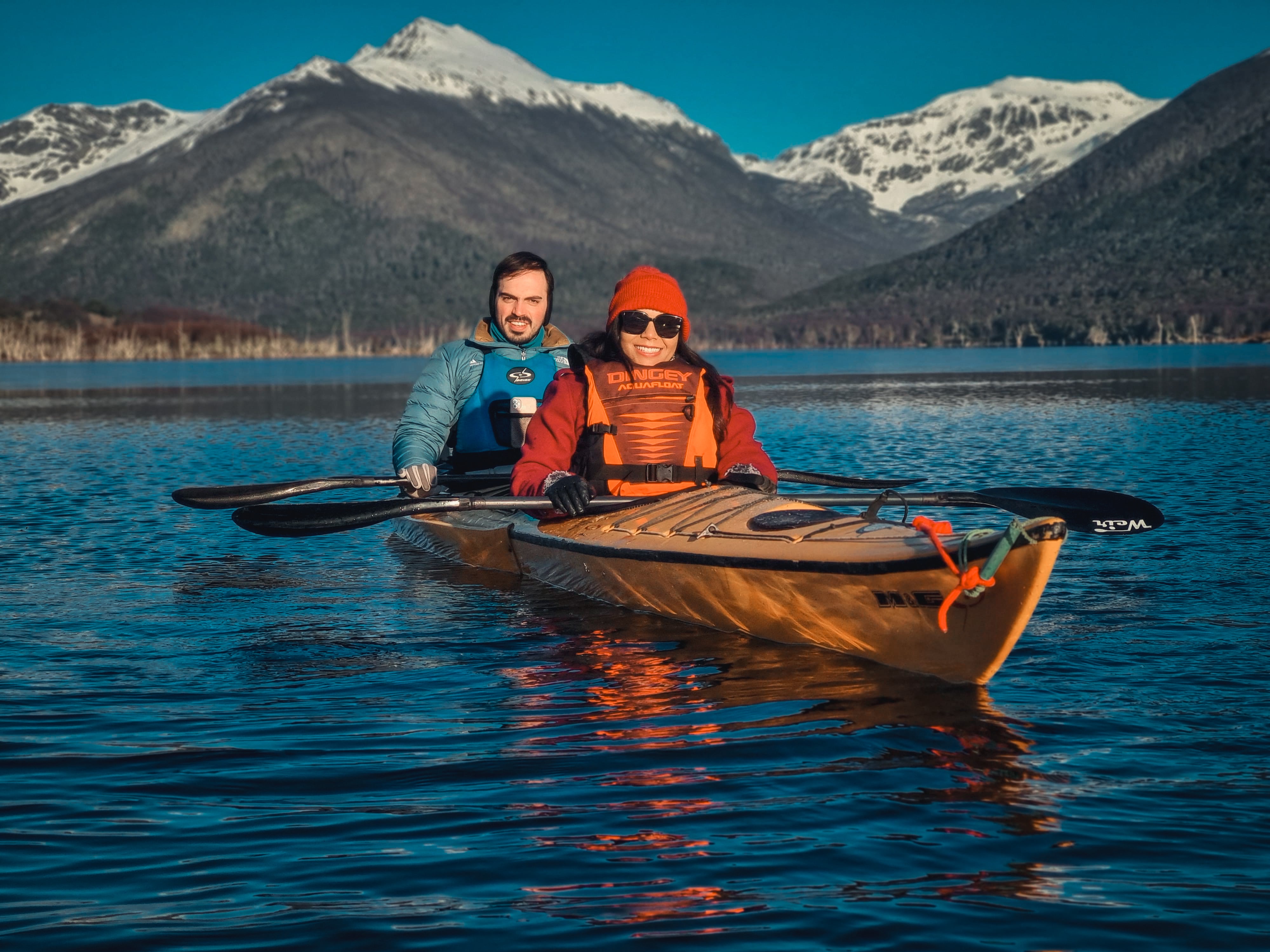 Bruno e Dagila em passeio de caiaque na Patagonia